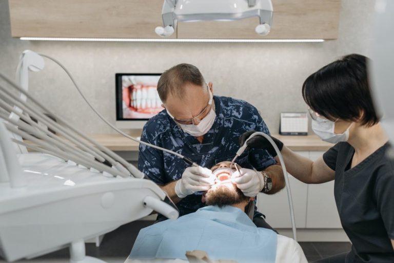 Odkryj pomocne wskazówki i techniki wybielania zębów