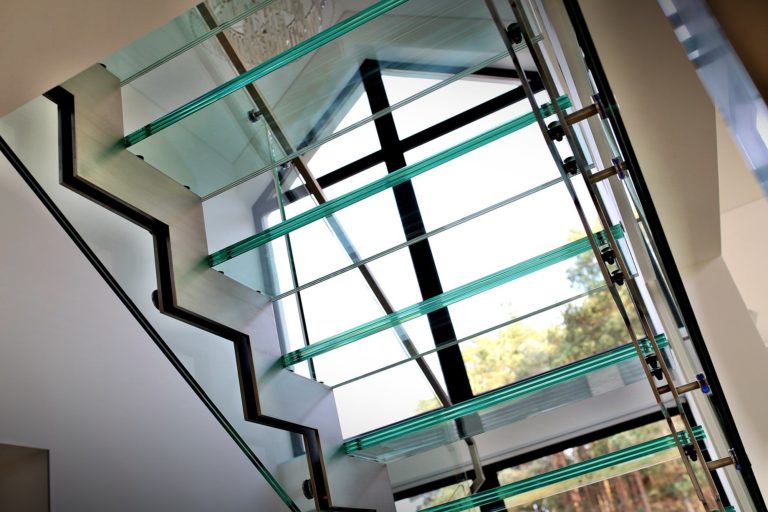 Atrakcyjnie zaprojektowane schody szklane